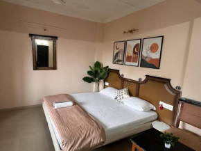Peach Private Studio Apartment with AC WiFi & Balcony